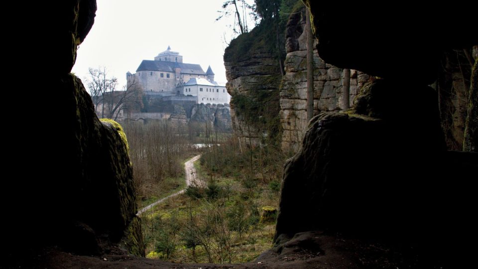 Východní vchod s výhledem na hrad