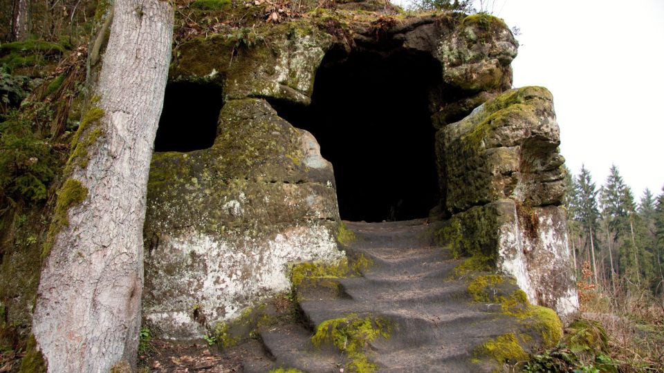 Zájem o jeskyni potvrzují prošlapané schody