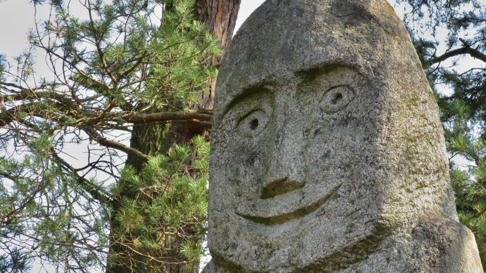 Bába se každoročně stává královnou pohádkového lesa