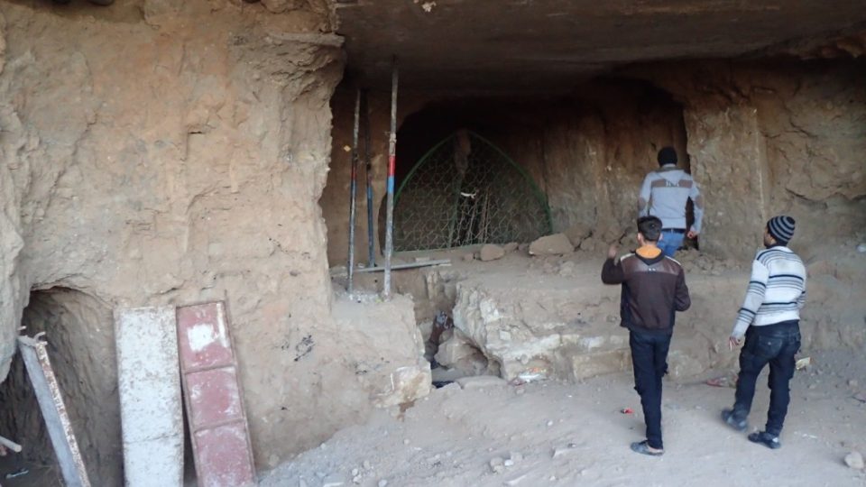 Vchod do tunelů, které vykopali džihádisté pod mešitou proroka Jonáše
