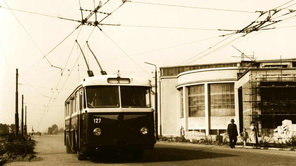 Linka 3 projíždí okolo zimního stadionu, 60. léta 20. století