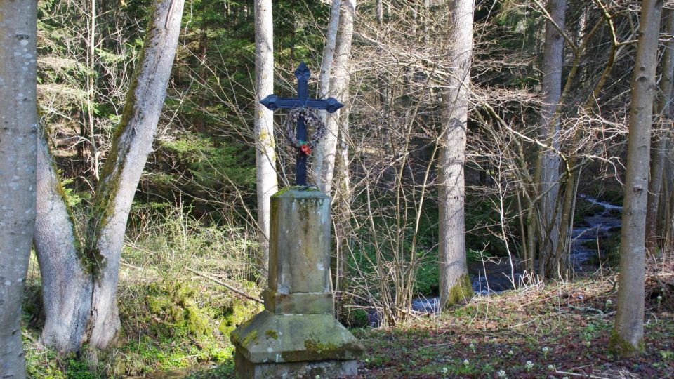 Kříž v lese je jedinou stopou prozrazující, že tady, nedaleko Vysoké stávala osada Rehfeld