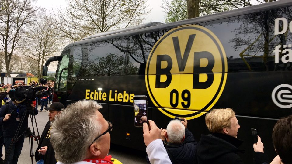 Fanoušky Borussie Dortmund útok na fotbalisty vyděsil, ale nezastrašil