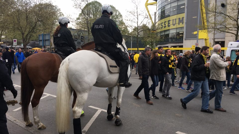 Na fanoušky před a po utkání Dortmundu s Monakem dohlížela i jízdní policie