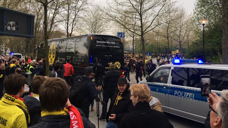 Autobus s fotbalisty Borussie Dortmund v obležení novinářů a policie