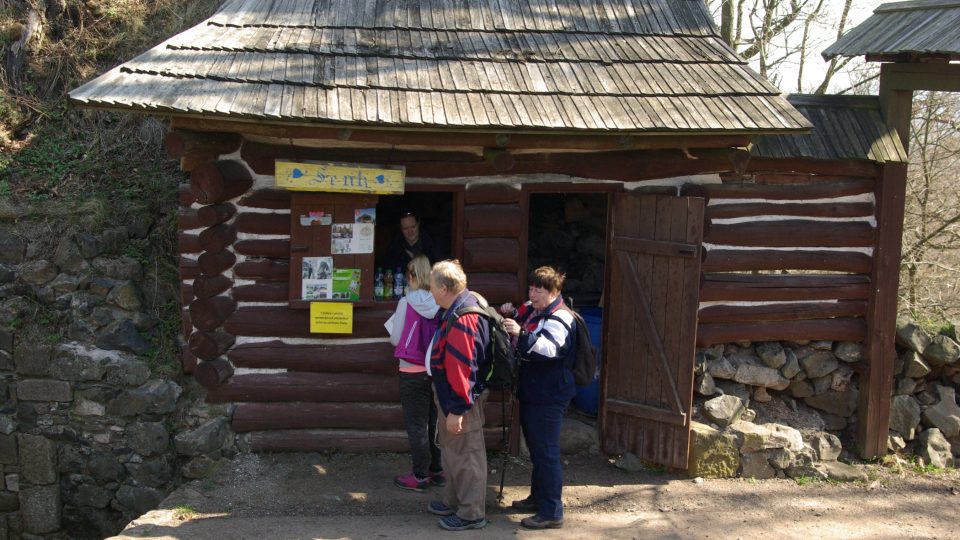 Šenk u dnešního vstupu do hradu