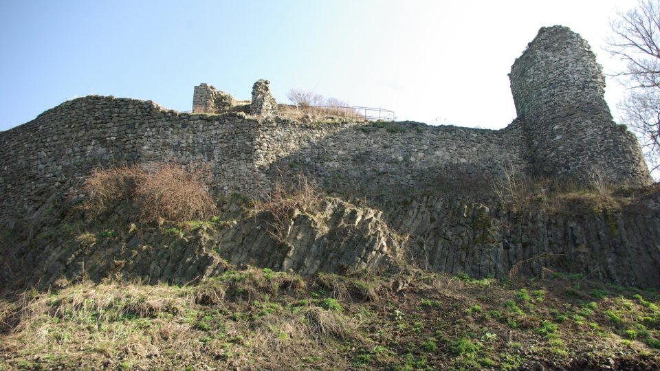 Zřícenina hradu Kumburk s Panenskou věží