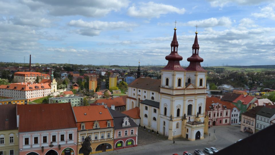 Pohled z věže na kostel na náměstí