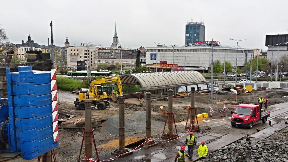 Demolice poslední části 106 let starého mostu před hlavním plzeňským vlakovým nádražím