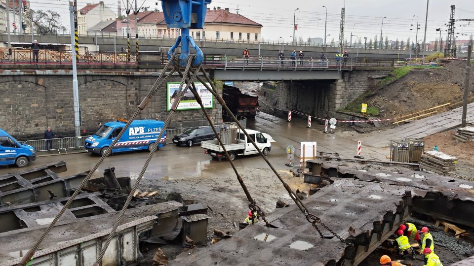 Demolice poslední části 106 let starého mostu před hlavním plzeňským vlakovým nádražím