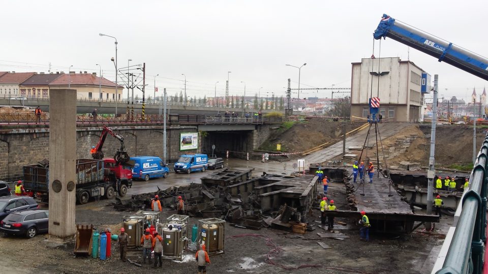 Demolice poslední části 106 let starého mostu před hlavním plzeňským vlakovým nádražím