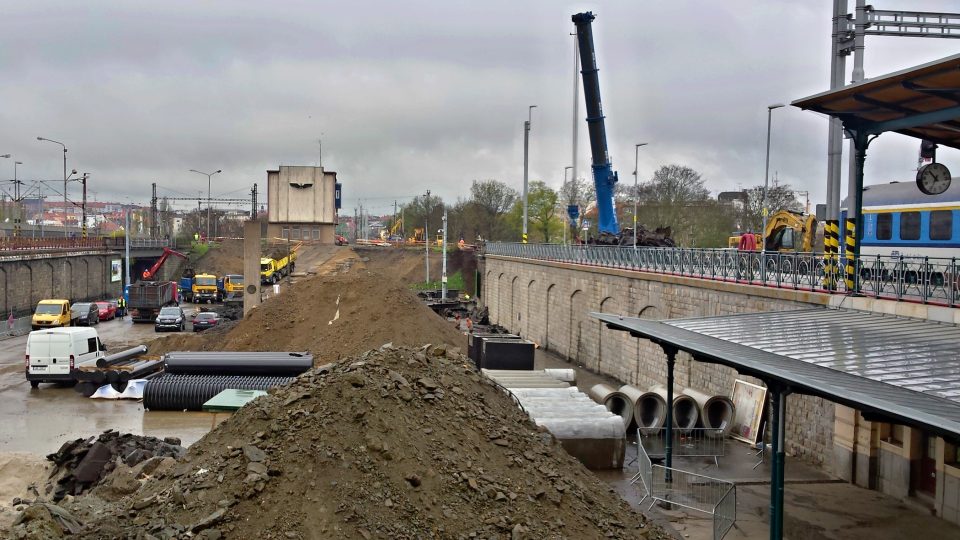 Demolice poslední části 106 let starého mostu před hlavním plzeňským vlakovým nádražím