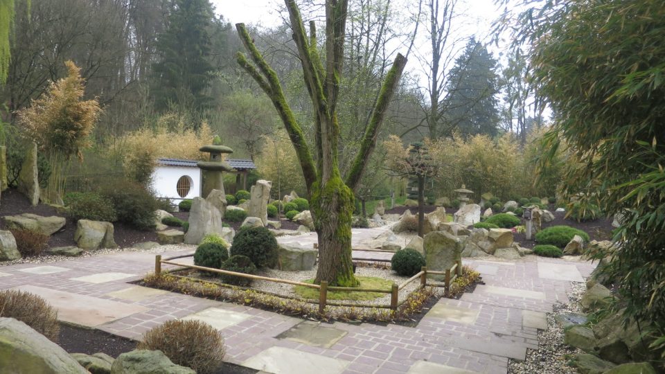 Japonskou zahradu realizovala zlínská zoologická zahrada společně s Petrem Hronem, předním českým bonsajistou