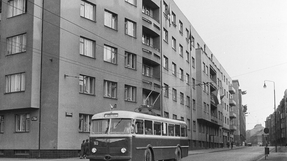 Trolejbus Škoda 7Tr před rokem 1960 opouští dnešní Sladkovského ulici a míří do Bohdanče