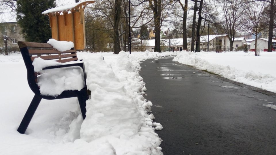 Přívaly sněhu ochromily život na Bruntálsku