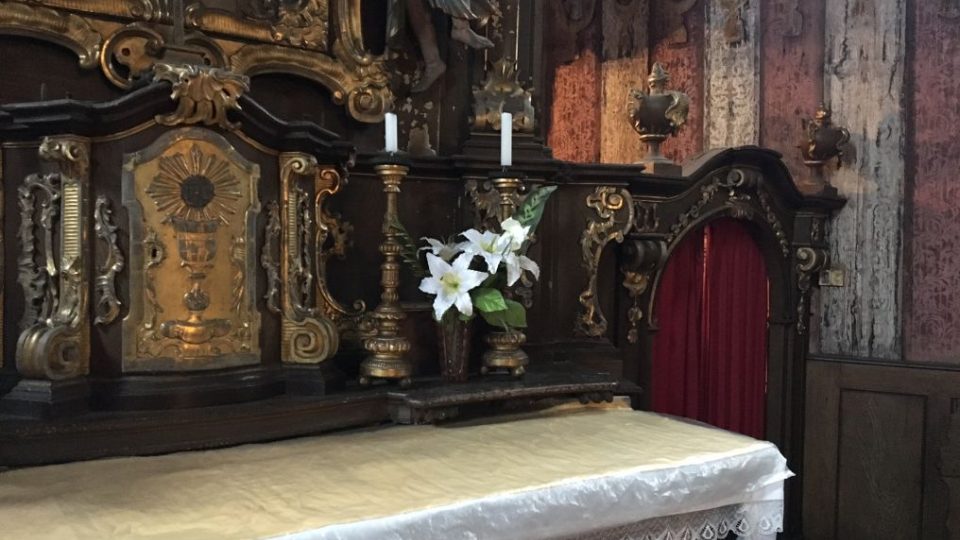 Pohřbívání v národní kulturní památce. Kostelík Panny Marie v Broumově slouží poprvé v historii i neveřícím