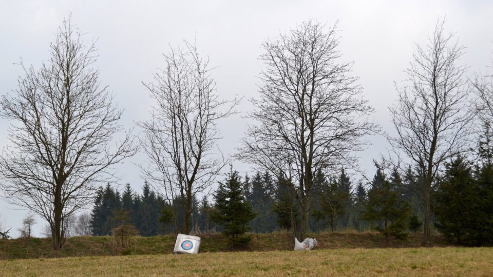 Lukostřelnice Lukuš se nachází asi dva kilometry od České Bělé v přírodním prostředí na velké louce vedle lesa