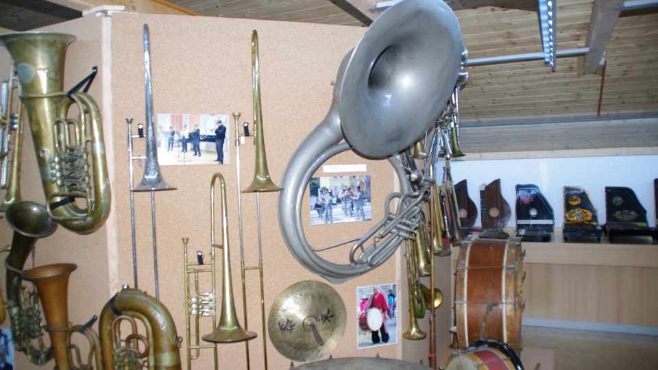 Dechovým nástrojům vévodí obrovský suzafon