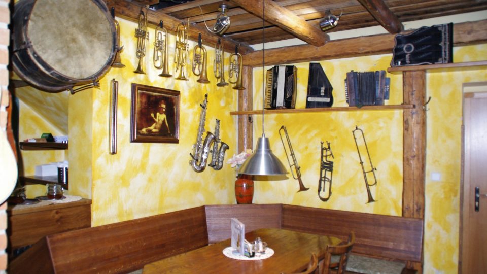 Původně sháněl autor expozice nástroje jako dekoraci do restaurace. I tady jich tedy najdeme požehnaně