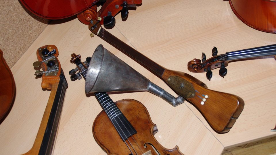 Zvláštní housle, kde ozvučnici nahradil trychtýř