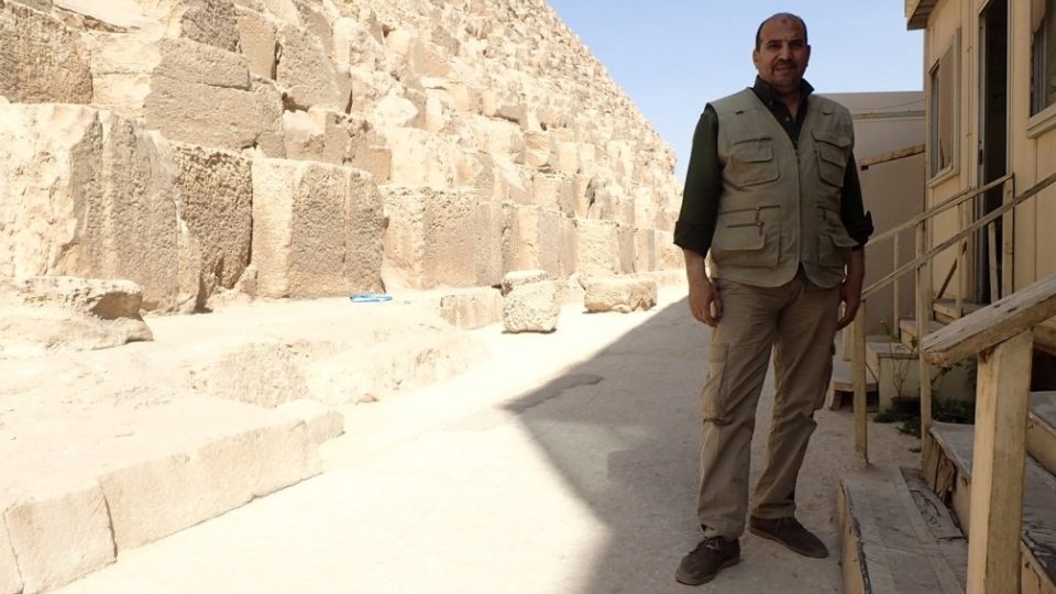 Inspektor egyptské památkové správy Mamdúh Taha Abú as-Saúd dohlíží nad projektem