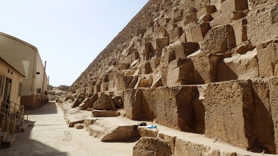 Jižní stěna Chufuovy pyramidy je návštěvníkům nepřístupná