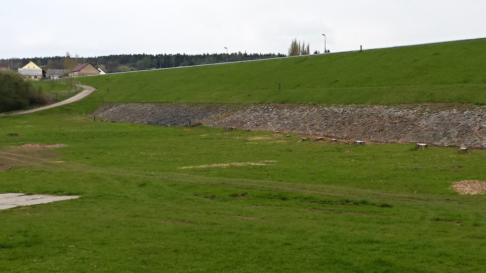 Klabavská vodní nádrž u Rokycan zadrží větší množství vody. Stavbaři tam budují nový širší přeliv. Nádrž s plochou 128 hektarů ztratila svůj původní význam. Dnes slouží nádrž k zajištění minimálního průtoku a ochraně před velkou vodou