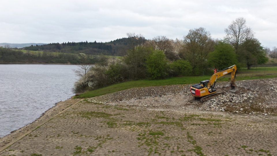 Klabavská vodní nádrž u Rokycan zadrží větší množství vody. Stavbaři tam budují nový širší přeliv. Nádrž s plochou 128 hektarů ztratila svůj původní význam. Dnes slouží nádrž k zajištění minimálního průtoku a ochraně před velkou vodou
