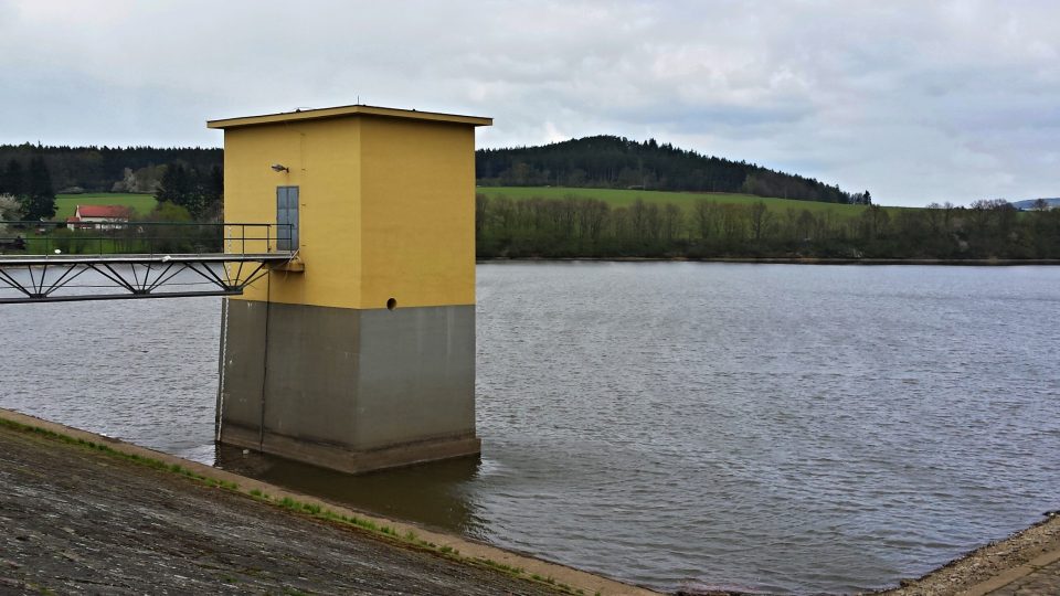 Klabavská vodní nádrž u Rokycan zadrží větší množství vody. Stavbaři tam budují nový širší přeliv. Nádrž s plochou 128 hektarů ztratila svůj původní význam. Dnes slouží nádrž k zajištění minimálního průtoku a ochraně před velkou vodou