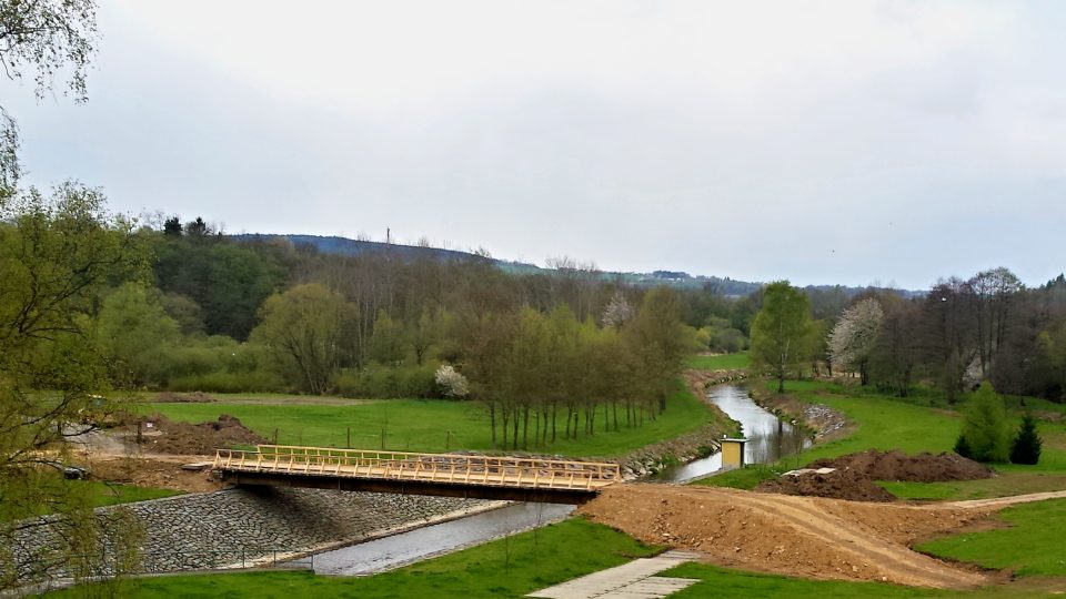Klabavská vodní nádrž u Rokycan zadrží větší množství vody. Stavbaři tam budují nový širší přeliv. Nádrž s plochou 128 hektarů ztratila svůj původní význam. Dnes slouží nádrž k zajištění minimálního průtoku a ochraně před velkou vodou