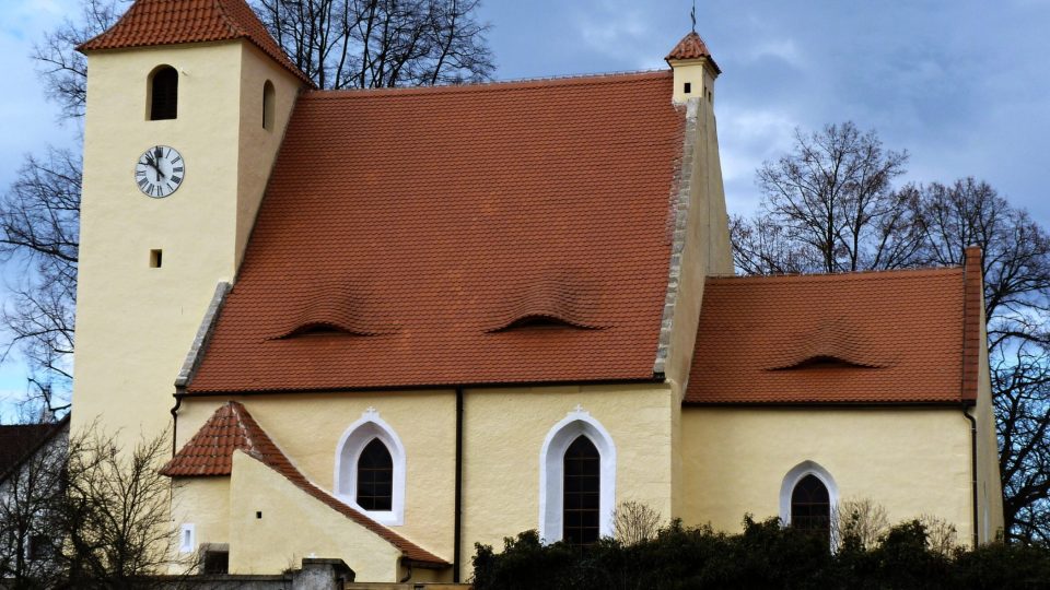 Kostel po obnově doslova září