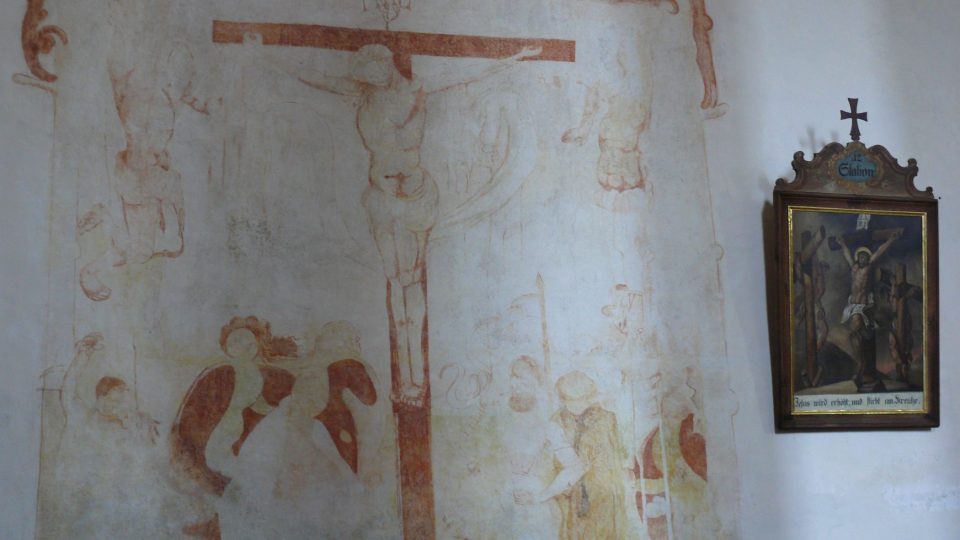 Nástěnná malba Ukřižování je z období, kdy kostel sloužil protestantům
