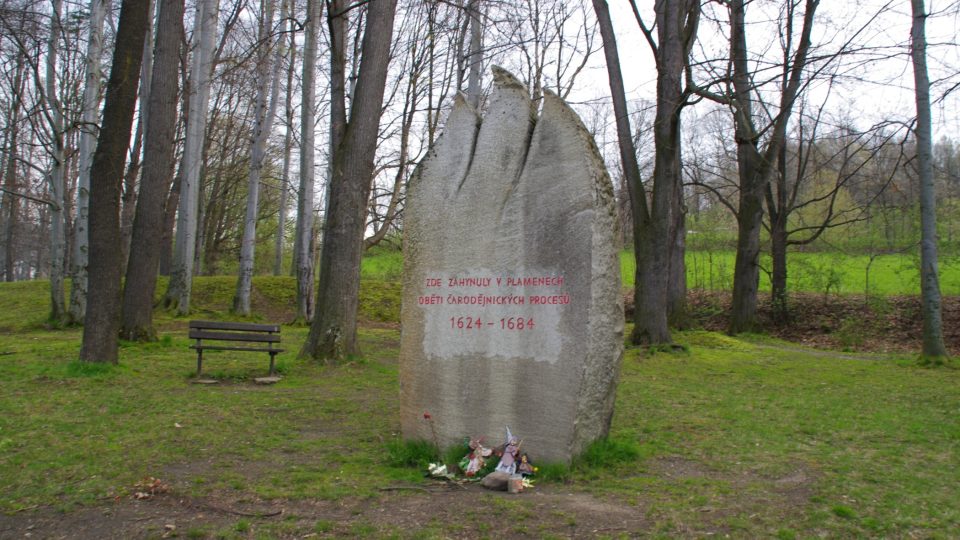 Památník čarodějnických procesů při cestě do Jesenických lázní