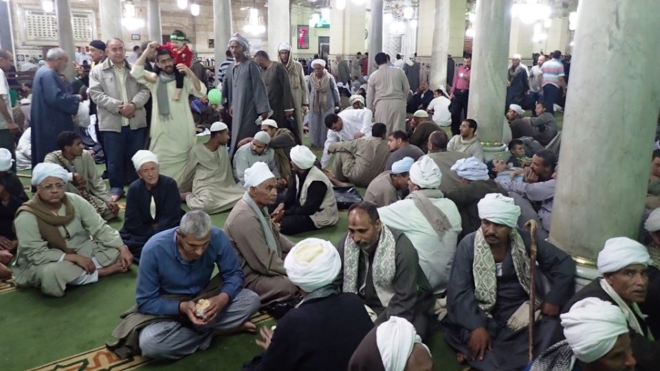 Také uvnitř mešity věřící posedávají na kobercích