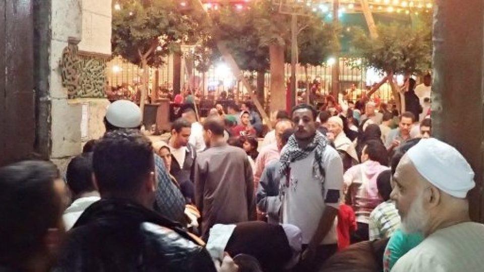 Lidové formy oslav před mešitou ortodoxní muslimové neuznávají