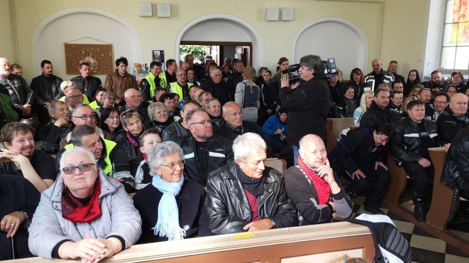 Motorkáři si ve Strmilově vyslechli netradiční bohoslužbu a poté se vydali na spanilou jízdu. Zahájili tak letošní motorkářskou sezónu