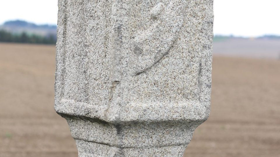 Brzdový kámen u Petrovic, detail znaku brzdy