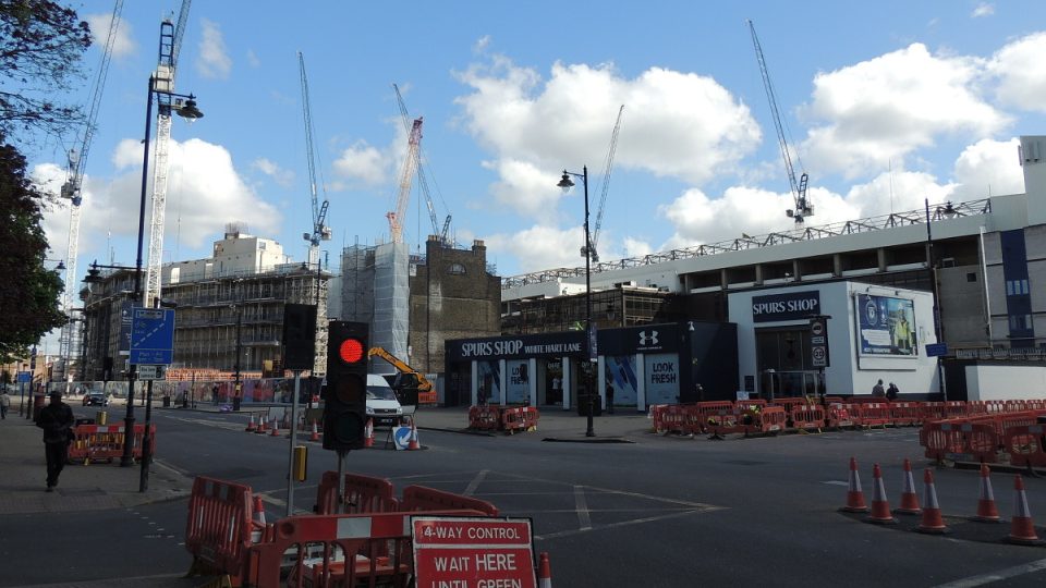 Nově budovaná aréna rychle obrůstá původní stadion White Hart Lane, který by se už za pár týdnů měl začít bourat