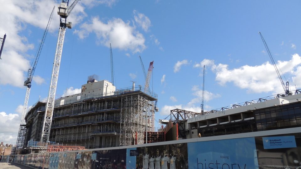 Nový stadion fotbavého Tottenhamu vyrůstá přímo v původním areálu klubu