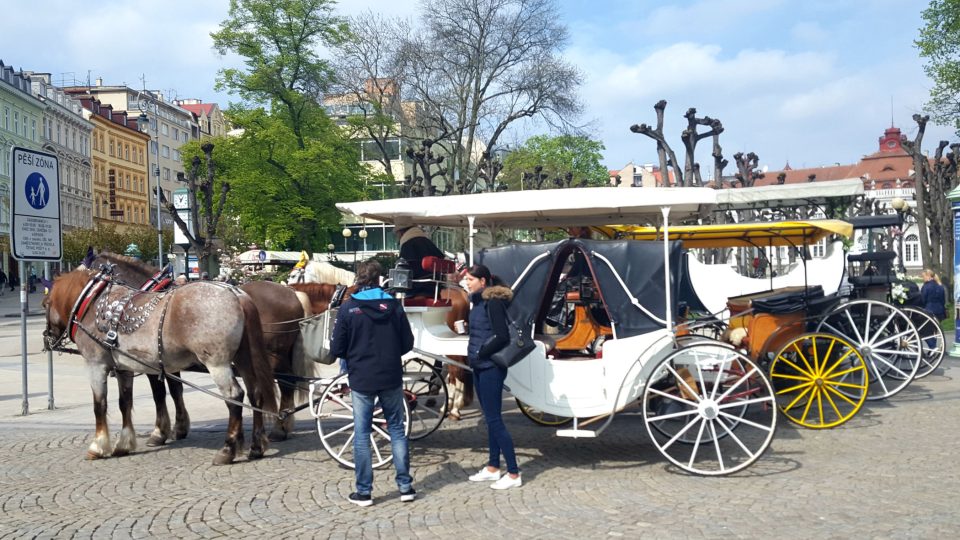 Karlovarští fiakristé protestují proti zákazu vjezdu do centra města