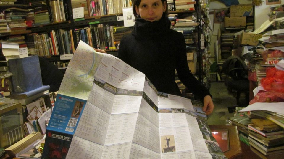 Ilona Rozehnalová s mapovým průvodcem Ostravské sochy