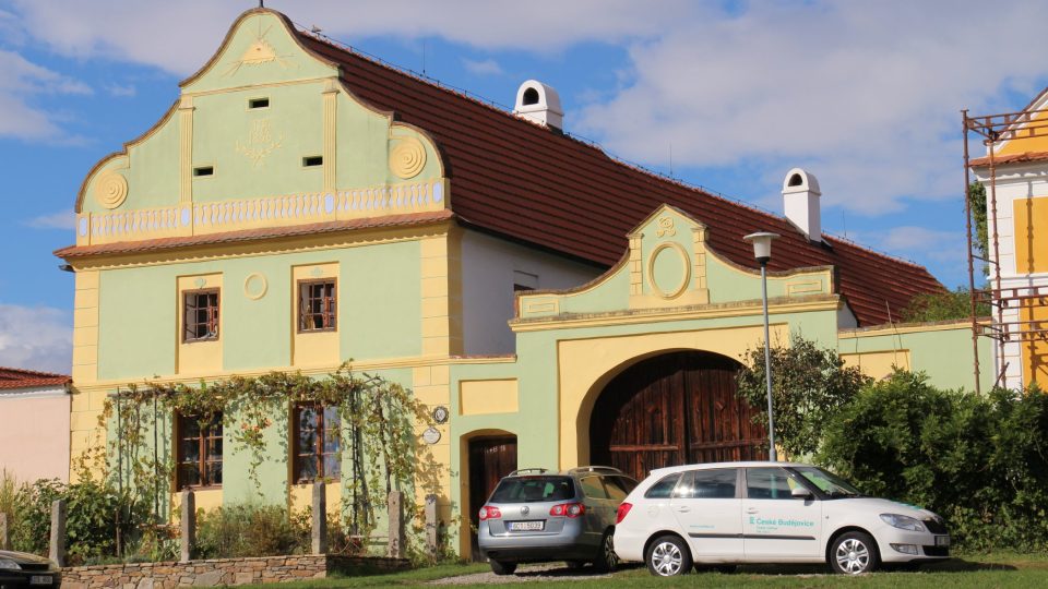 Prakticky ve všech obcích na blatech najdete typickou selskou barokní architekturu a to často starší, než v pověstných Holašovicích