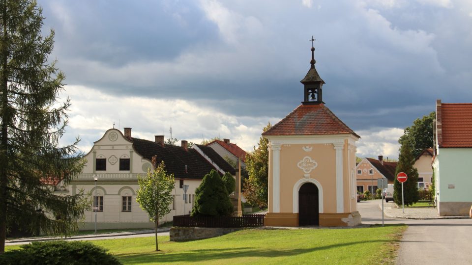 Prakticky ve všech obcích na blatech najdete typickou selskou barokní architekturu a to často starší, než v pověstných Holašovicích