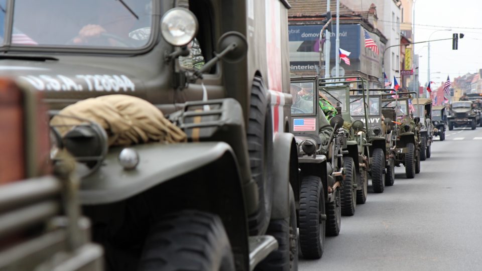Největší podívanou byl letos obnovený Konvoj svobody, po Klatovské třídě projelo 200 historických vozidel, tanky, džípy, obrněné šestikolky, mezi auty pochodovali vojáci