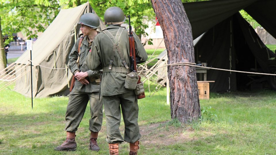 Největší podívanou byl letos obnovený Konvoj svobody, po Klatovské třídě projelo 200 historických vozidel, tanky, džípy, obrněné šestikolky, mezi auty pochodovali vojáci