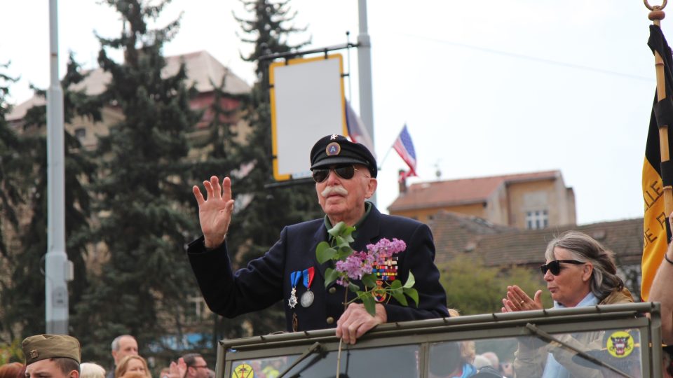 Největší podívanou byl letos obnovený Konvoj svobody, po Klatovské třídě projelo 200 historických vozidel, tanky, džípy, obrněné šestikolky, mezi auty pochodovali vojáci