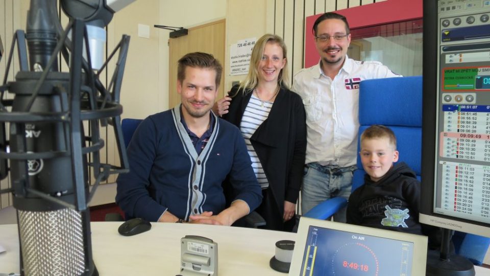 Výkonný ředitel Autoklubu České republiky Adam Eliáš s malým závodníkem Vojtou Mlejneckým, jeho maminkou a Jakubem Schmidtem 