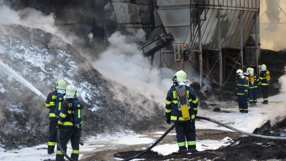 Požár ve firmě na zpracování starých pneumatik