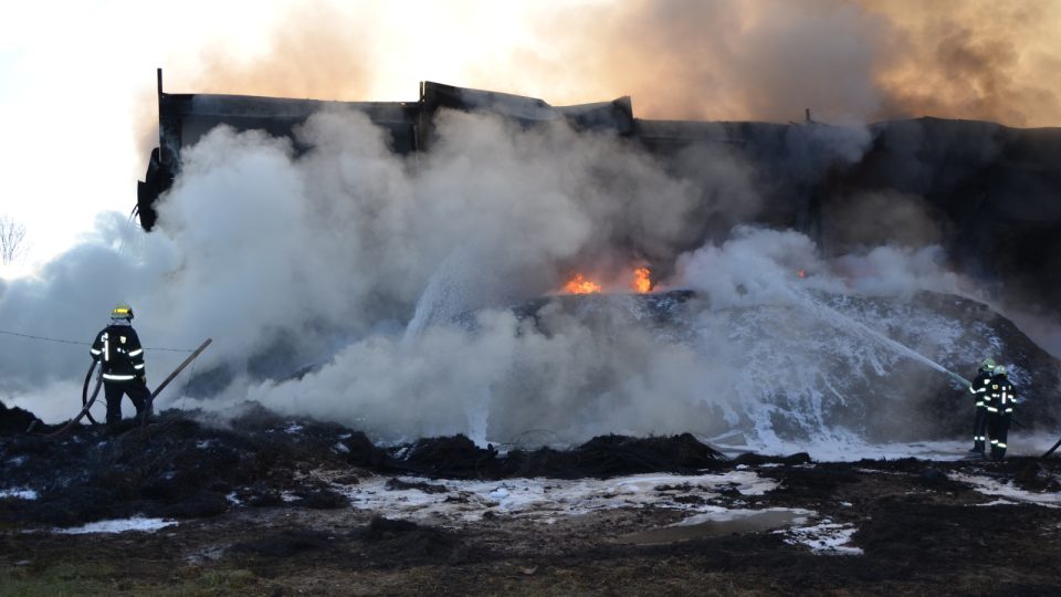 Požár ve firmě na zpracování starých pneumatik