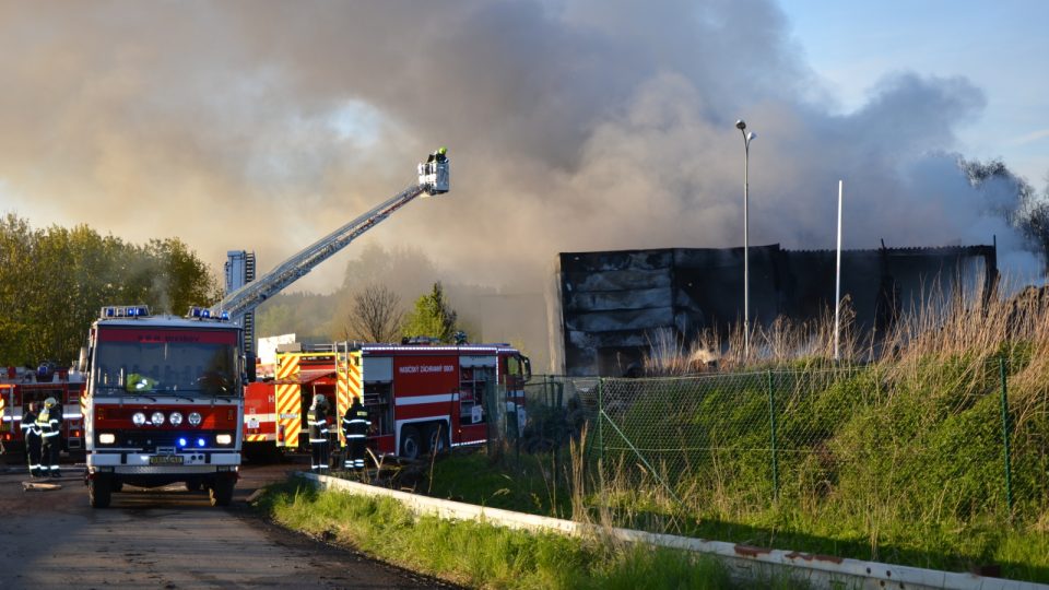 Požár ve firmě na zpracování starých pneumatik